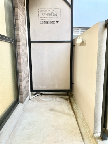 バルコニー　別部屋の写真です。現況優先となります。