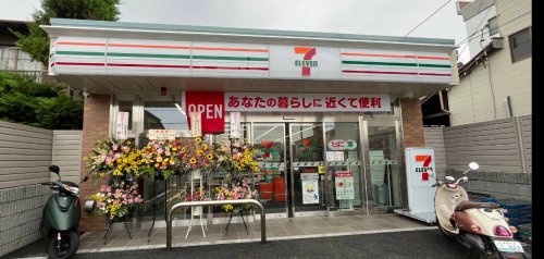 コンビニ　セブンイレブン（コンビニ）まで975m