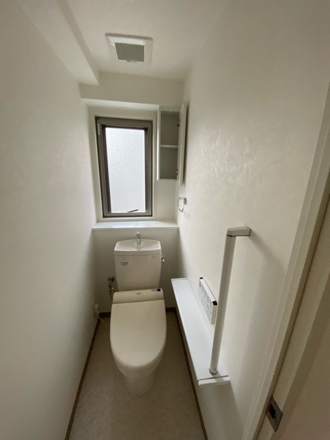 トイレ　温水洗浄便座付きのトイレです♪