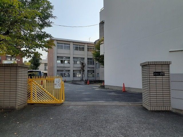 小学校　半田小学校（小学校）まで400m
