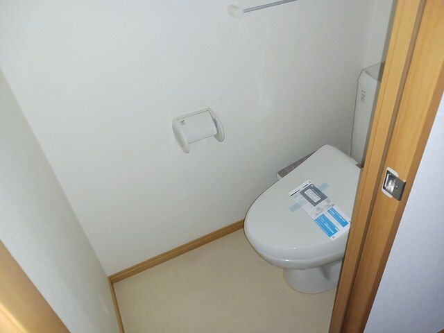 トイレ　落ち着いた色調のトイレです