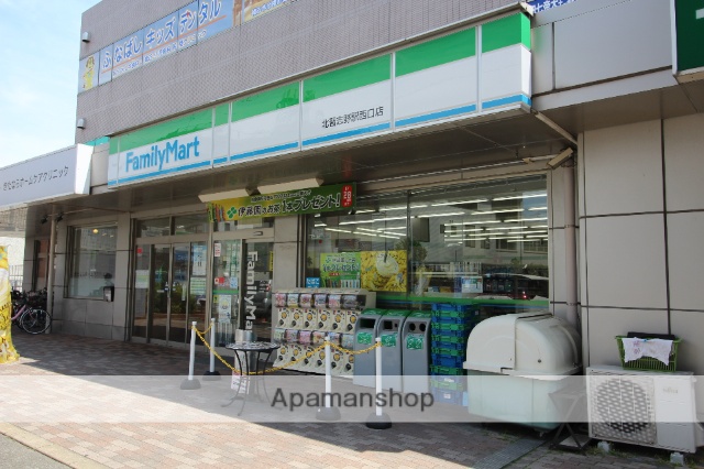 コンビニ　ファミリーマート（コンビニ）まで549m