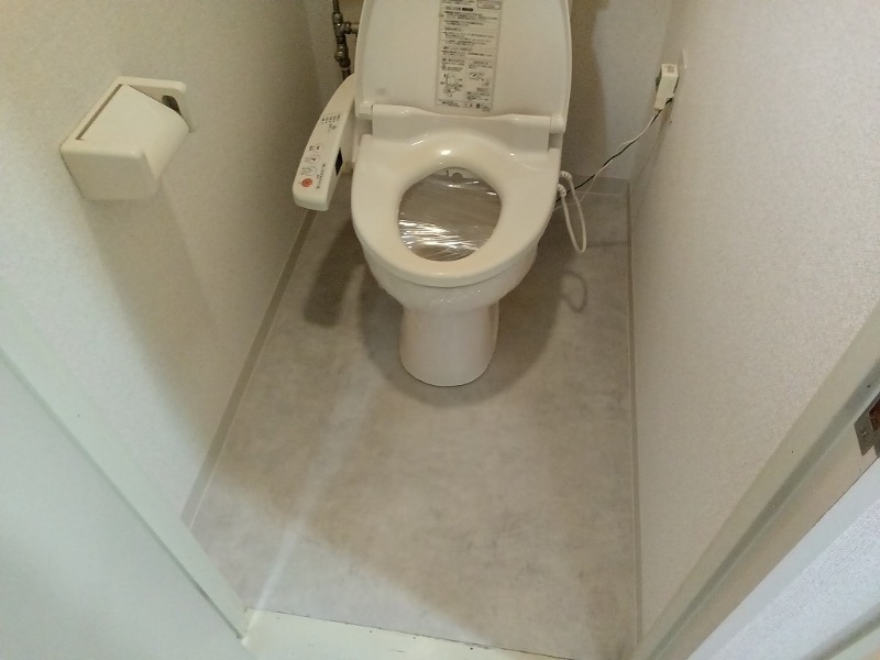 トイレ　トイレ（洗浄付温水保温便座は残置）