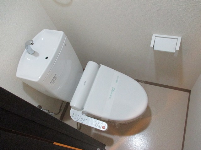 トイレ　トイレには快適な温水洗浄便座付きです