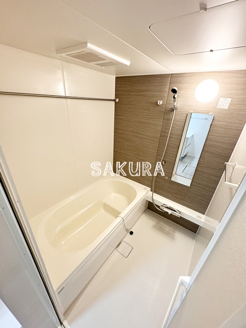 バス・シャワールーム　嬉しい追い焚き・浴室乾燥機付きです♪