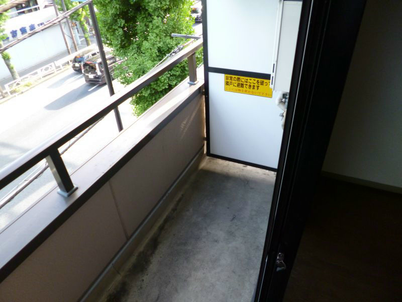 バルコニー　日当たり良好で洗濯物もすぐに乾きそうですね。