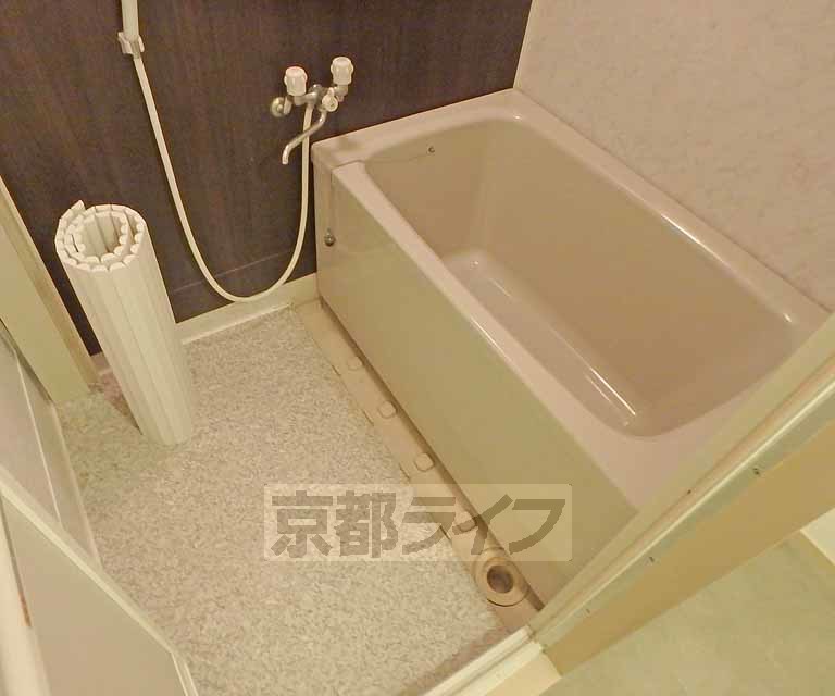 バス・シャワールーム　アクセントパネルがお洒落な浴室です。