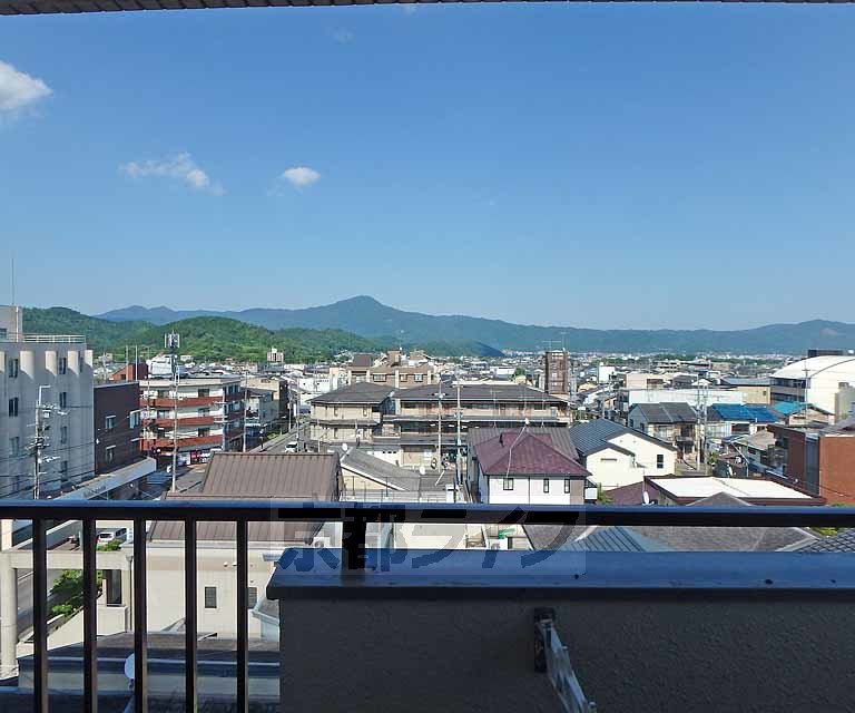 眺望　バルコニーからの景色です。比叡山が望めます。