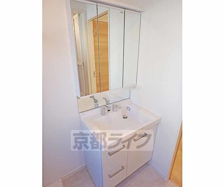 洗面設備　綺麗な洗面化粧台です。