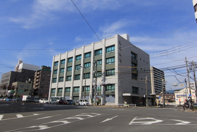 銀行　愛媛銀行本店（銀行）まで450m