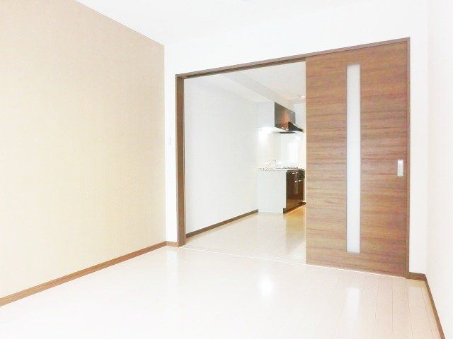 居室・リビング　バルコニー側からみた居室です