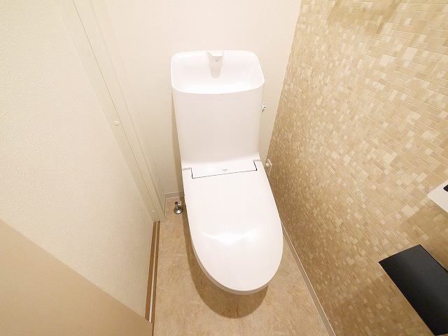 ＪＲ関西本線 郡山駅 徒歩7分 3階建 築1年のトイレ写真