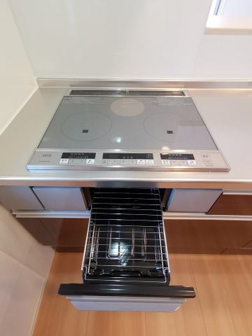 キッチン　３口ＩＨコンロとグリル付き