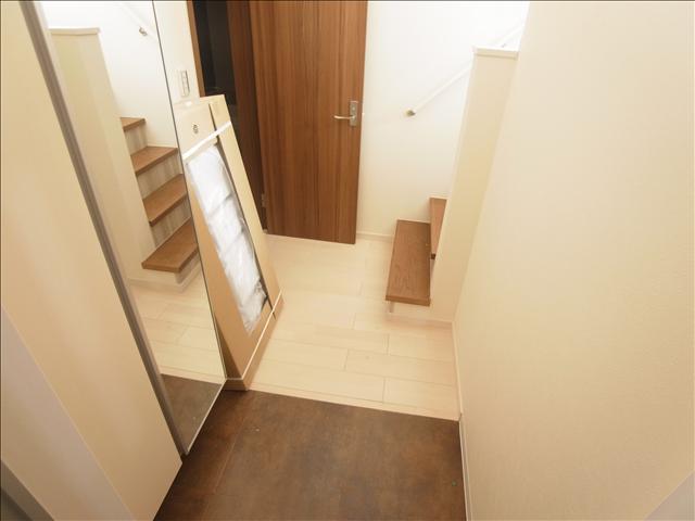 玄関　下駄箱付き玄関です。階段からお部屋につながります。