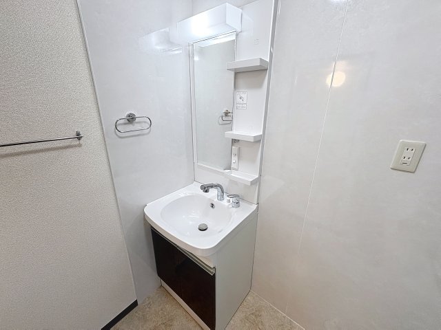 洗面設備　掲載写真は空室の別部屋を掲載しております。実際のお部屋と仕様