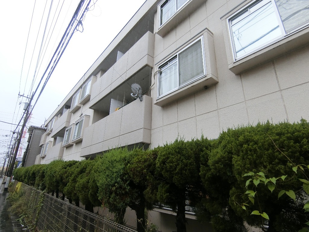 建物外観　南向きの明るい建物です