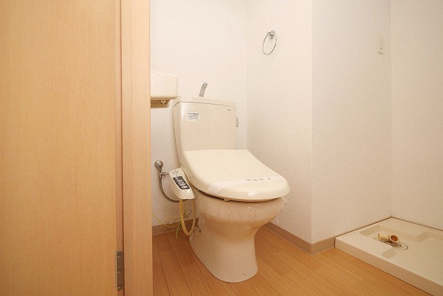 トイレ　落ち着いた色調のトイレです
