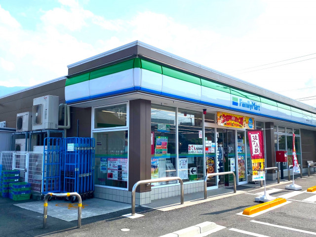 コンビニ　ファミリーマート四国中央大柏店（コンビニ）まで350m