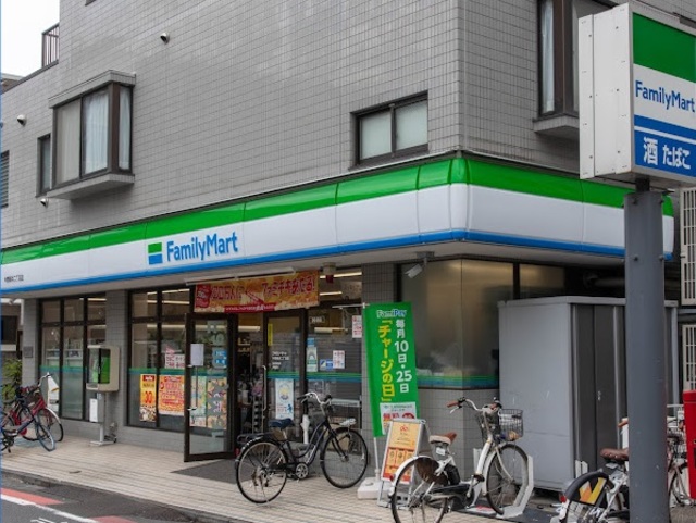 コンビニ　ファミリーマート中野新井二丁目店（コンビニ）まで408m