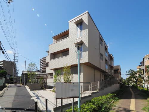 建物外観　積水ハウス施工・重量鉄骨造３階建て
