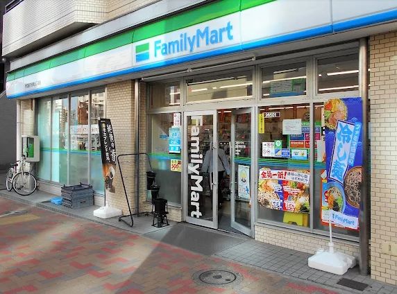 コンビニ　ファミリーマート伊豆屋下目黒三丁目店（コンビニ）まで423m