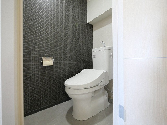トイレ　落ち着いた色調のトイレです
