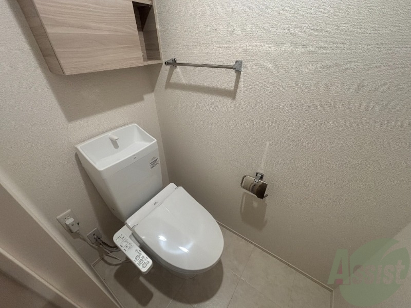 トイレ　トイレは温水洗浄便座です。シンプルな雰囲気になっています。