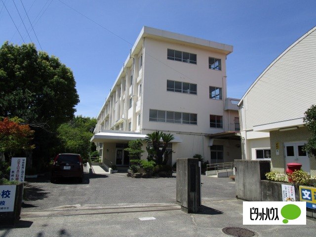 小学校　鳴門市立黒崎小学校（小学校）まで470m