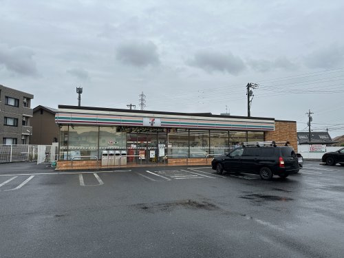 コンビニ　セブンイレブン　四日市下さざらい町店（コンビニ）まで558m