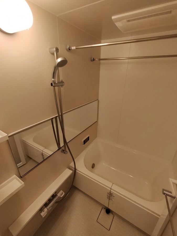 バス・シャワールーム　お風呂で洗濯物が乾かせます（同じタイプのお部屋の写真です）