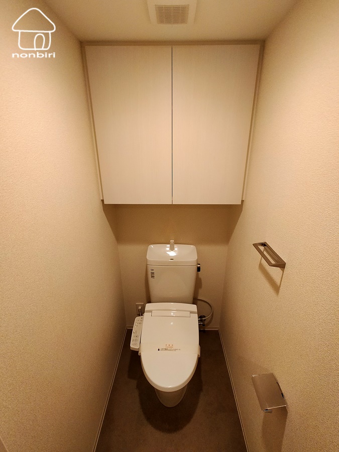 トイレ　トイレの棚はこまごましたものが全て入ります（同じタイプのお部