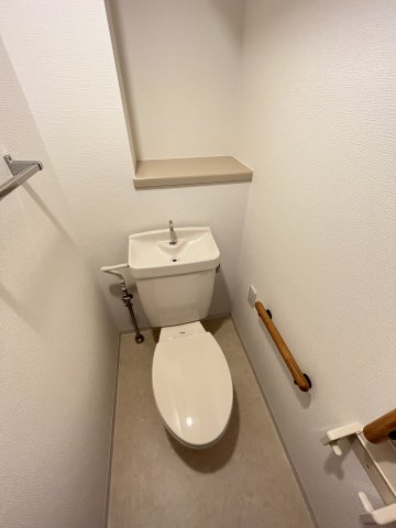ＪＲおおさか東線 城北公園通駅 徒歩6分 10階建 築33年のトイレ写真