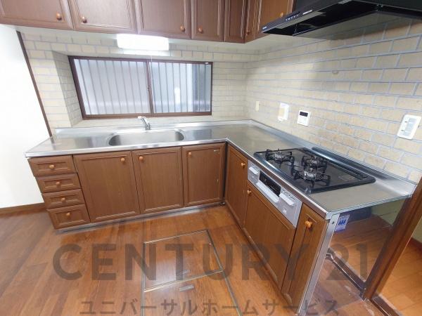 阪急京都線 長岡天神駅 バス乗車時間：13分 最寄りバス停で下車 徒歩4分 2階建 築35年のキッチン写真
