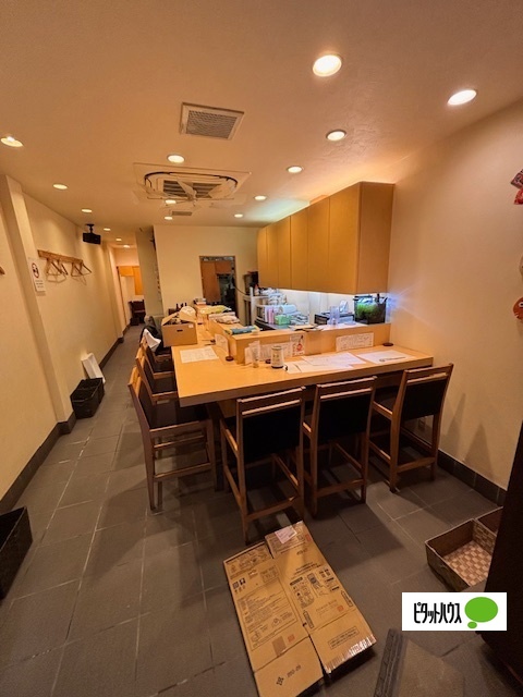 三軒家西1丁目店舗付き戸建の居間写真