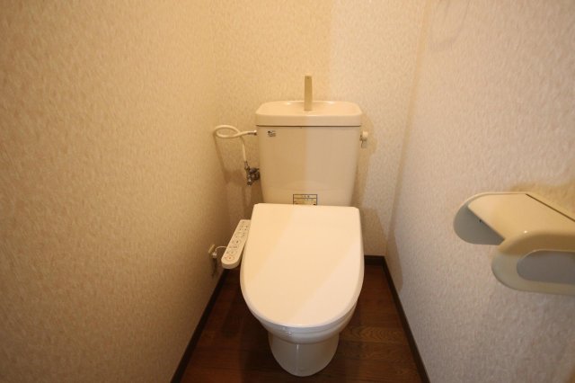 トイレ　落ち着いた色調のトイレです