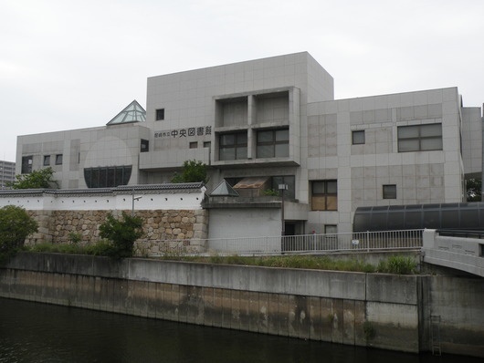図書館　尼崎市立中央図書館（図書館）まで1383m