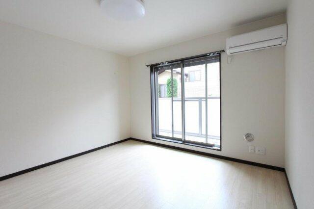 居室・リビング　白を基調としたお部屋です。
