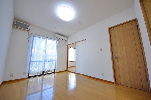 居室・リビング　★6帖の洋室・きれいなフローリングのお部屋です★