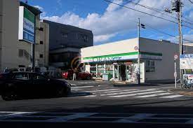 コンビニ　ファミリーマート下馬駒沢通り店（コンビニ）まで280m