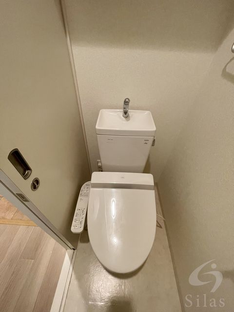 ＪＲ関西本線 八尾駅 徒歩7分 6階建 築17年のトイレ写真