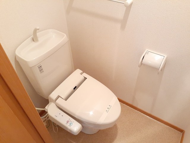 トイレ　温水洗浄便座付きのトイレです♪