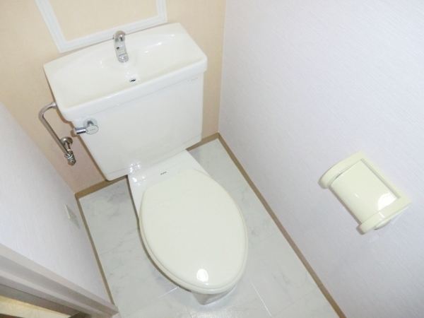 トイレ　温水洗浄便座付きのトイレです♪
