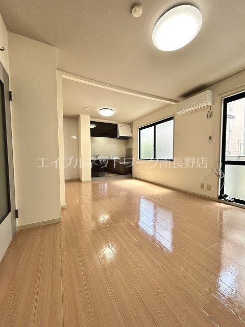 居室・リビング　写真は102号室です（参考）