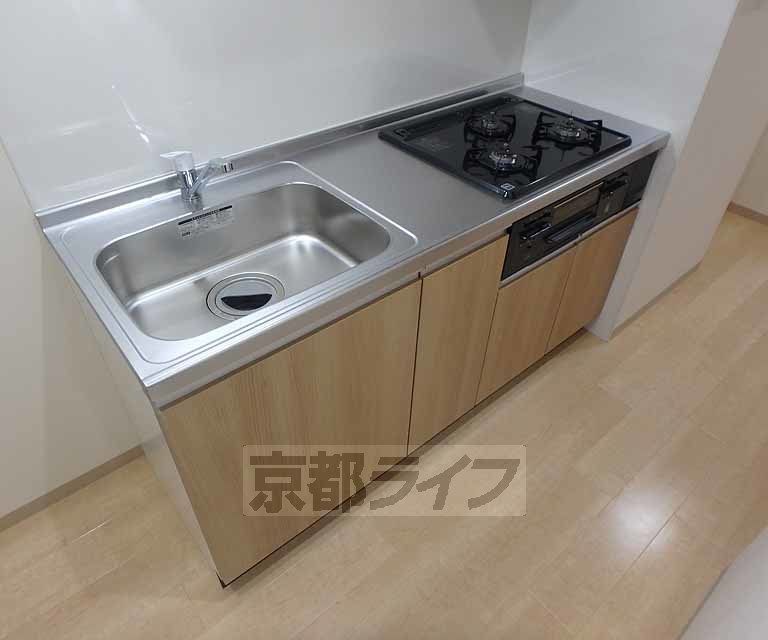 キッチン　３口コンログリル付きシステムキッチンです。