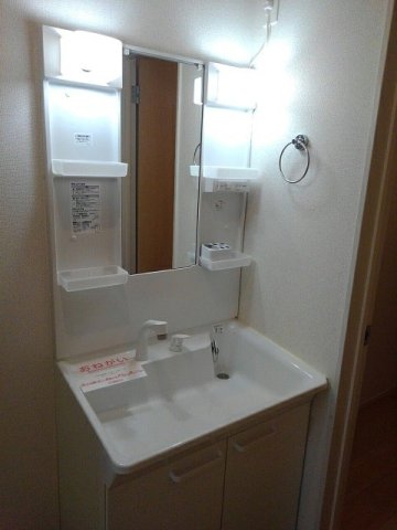 洗面設備　明るい洗面所です