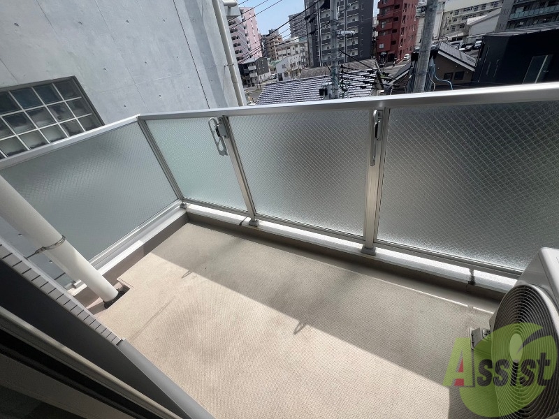 バルコニー　バルコニーは天気の良い日には洗濯物もよく乾きそうですね。