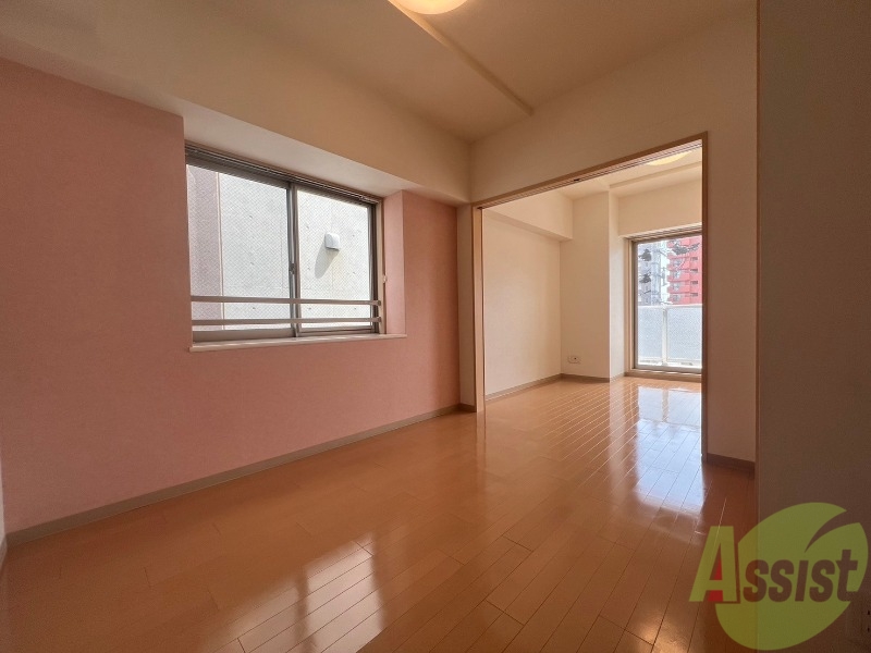 居室・リビング　リビングの壁紙がおしゃれで素敵なお部屋です