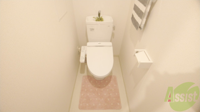 トイレ　温水洗浄機能付きのトイレです。きれいで落ち着ける空間。