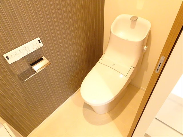 京王新線 初台駅 徒歩8分 3階建 築9年のトイレ写真