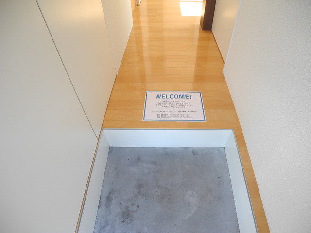玄関　※同物件別室のお部屋です